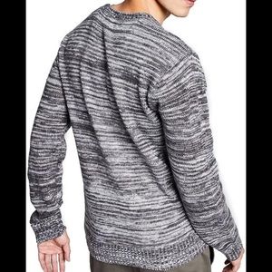 Men’s grey sweater, fitting.